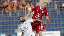 Olomoučtí fotbalisté (v červeném) remizovali se Slováckem 0:0Tomáš Zajíc (v bílém) a Václav Jemelka