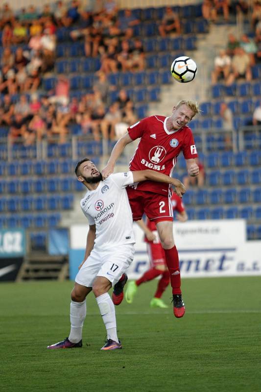 Olomoučtí fotbalisté (v červeném) remizovali se Slováckem 0:0Tomáš Zajíc (v bílém) a Václav Jemelka