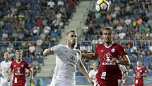 Olomoučtí fotbalisté (v červeném) remizovali se Slováckem 0:0Stanislav Hofmann (vlevo) a Tomáš Chorý