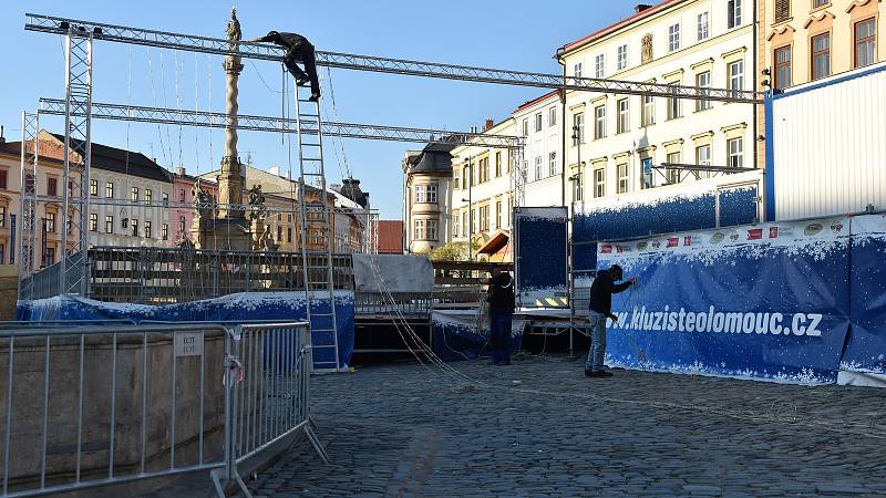 Stavba ledového kluziště na Dolním náměstí v Olomouci