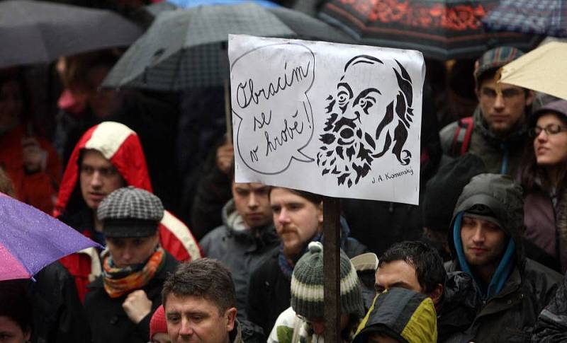 Protest studentů UP proti školské reformě na nádvoří filozofické fakulty 