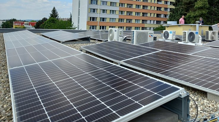 Solární panely na střeše. Ilustrační foto