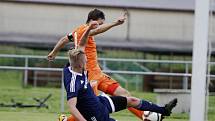 Uničovští fotbalisté porazili v přípravném zápase s béčkem Sigmy (v oranžovém) 6:2