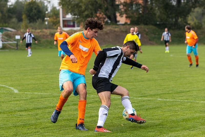 Fotbalisté Hodolan (v pruhovaném) porazili Novou Hradečnou 8:0.