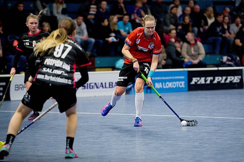 Olomoucké florbalistky (v červeném) porazily v přerovské hale Židenice 5:2.