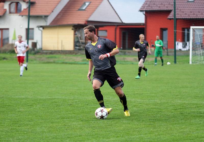 Fotbalisté Hněvotína (v tmavém) porazili Kojetín-Kovalovice 2:0. 