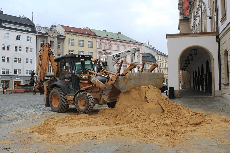 Písková socha císařovny Marie Terezie zdobila Horní náměstí  dva měsíce.