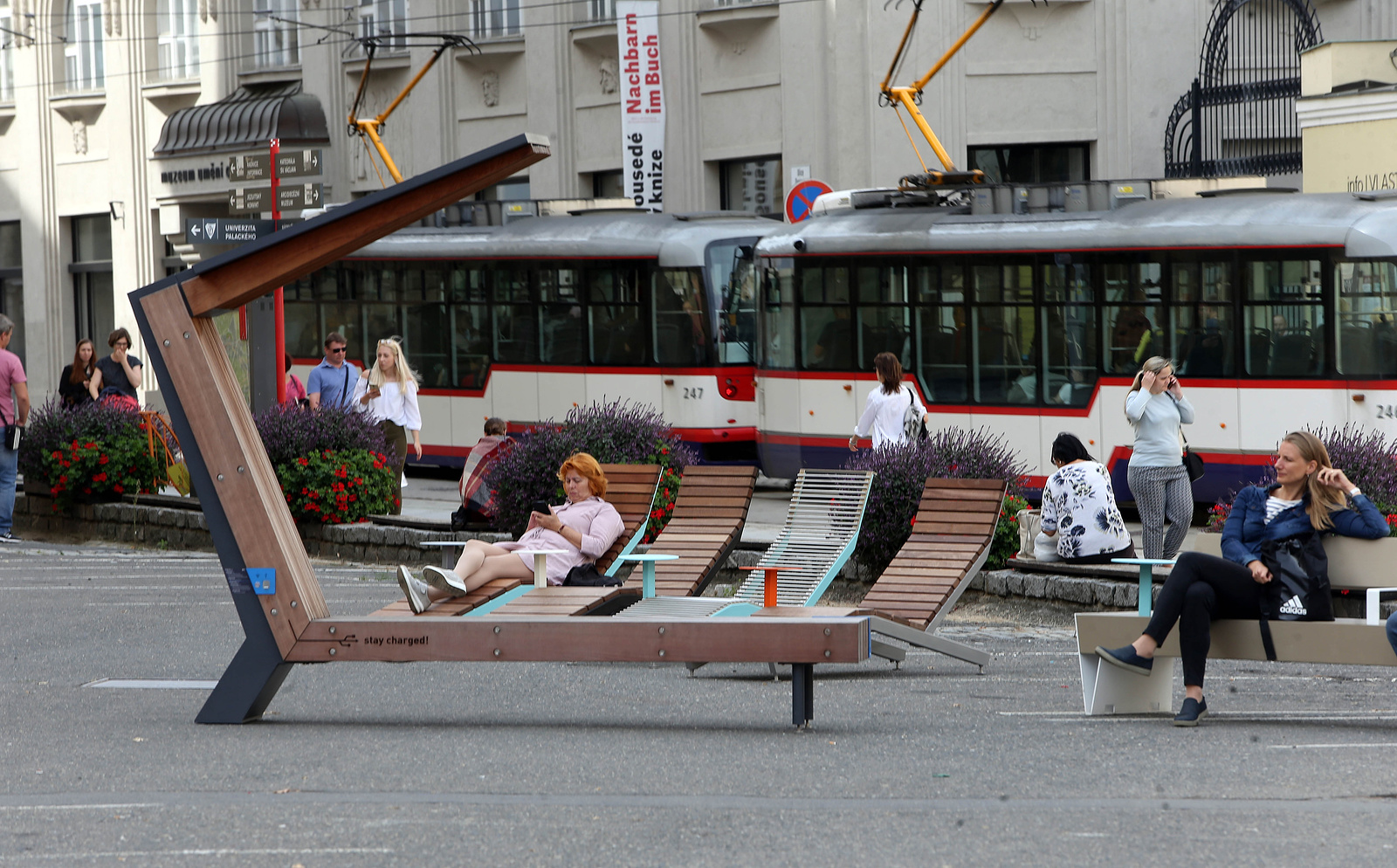 Na náměstí Republiky se nesmí parkovat. Přibyly lavičky i "křesla" -  Olomoucký deník