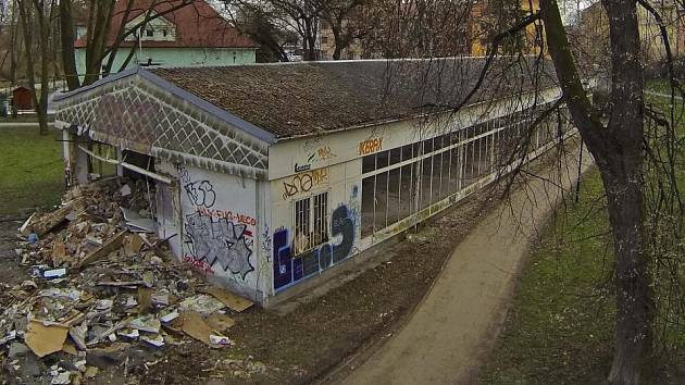 Zdevastovaný bývalý pavilon D v Bezručových sadech v Olomouci