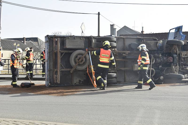 Nehoda nákladního auta v centru Senice na Hané, 24. 2. 2021