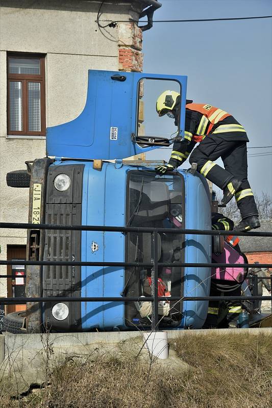 Nehoda náklaďáku v centru Senice na Hané, 24. 2. 2021