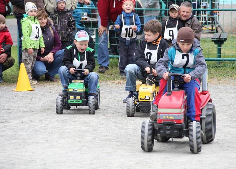 Jezdců se na startovní listině soutěže Traktor cup sešlo sedm. Už tradiční akce je součástí místních hodů.