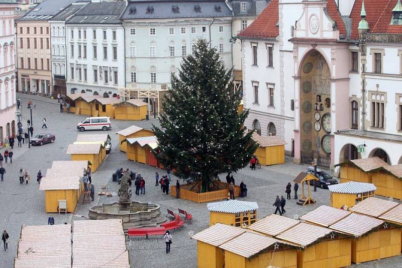 Horní náměstí v Olomouci zaplnily stánky a vánoční výzdoba