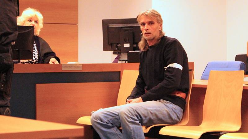 Jiří Večeř u zlínského krajského soudu v roce 2016, kdy jej soudili kvůli 20 starým vraždám dvou podnikatelů z kauzy LTO. Nakonec jej vrchní soud z podílu na těchto zabitích definitivně osvobodil