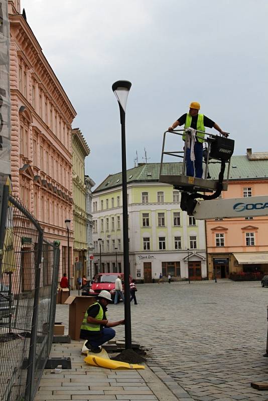 V sobotu 13. září začala na Horním náměstí výměna starých lamp za nové