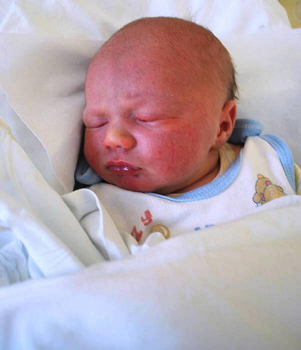 Erik Křížek, Prosenice, narozen 9. února v Přerově, míra 50 cm, váha 3700 g