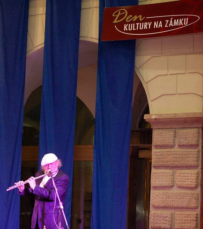 Den kultury na zámku v Hranicích vyvrcholil vystoupením muzikanta Jiřího Stivína