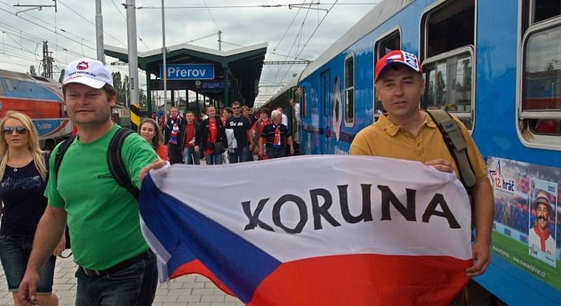 Speciální vlak do polské Wroclavy na fotbalové Euro 2012 stavěl i v Přerově. Nabral desítky bujarých fanoušků