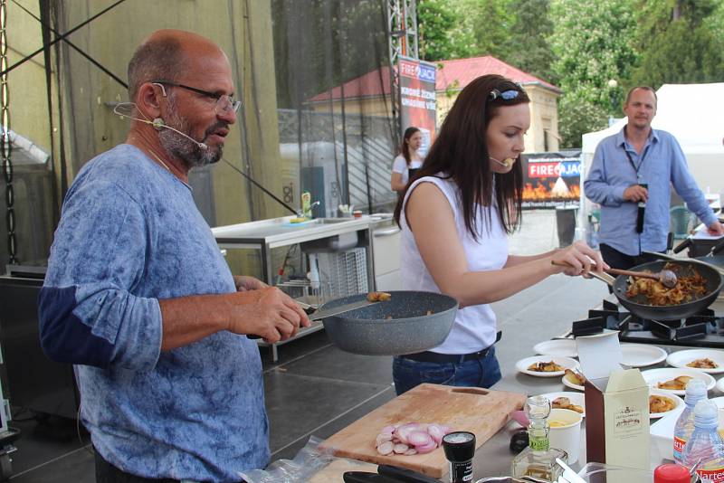 Třetí ročník olomouckého Garden Food Festivalu o víkendu nabídl šedesát restaurací, cukráren, vinařů a pivovarů, přes třicet regionálních výrobců a farmářů i gastronomickou show na pódiu.