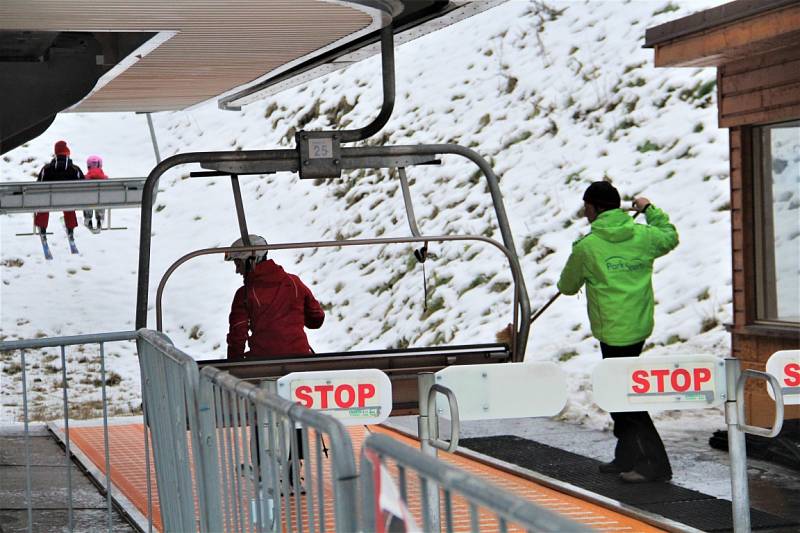 Sněhovou peřinou pokrytý svah na Hrubé Vodě, místní části Hluboček na Olomoucku se v sobotu zaplnil lyžaři.