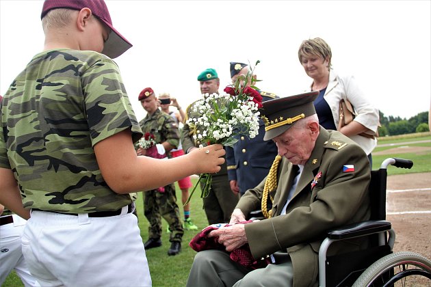 Olomouc baseball players gave tribute to war veterans and current soldiers