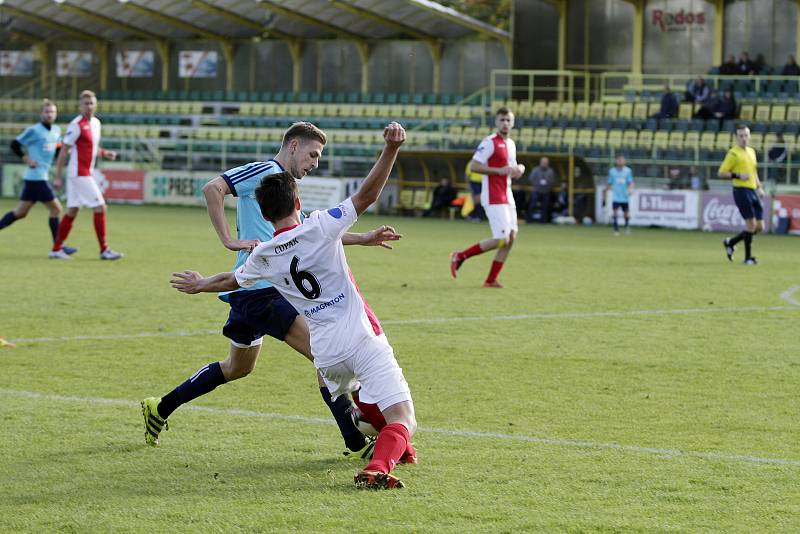 Fotbalisté 1. HFK Olomouc (v modrém) podlehli na domácím hřišti Kroměříži 1:2