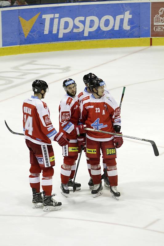 Hokejisté Olomouce (v červeném) prohráli se Zlínem 3:4 po prodloužení