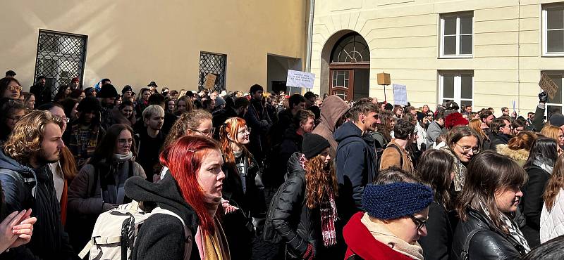 Demonstrativní Hodina pravdy na Univerzitě Palackého v Olomouci. Stávkové shromáždění na nádvoří filozofické fakulty v Křížkovského ulici, 28. března 2023.