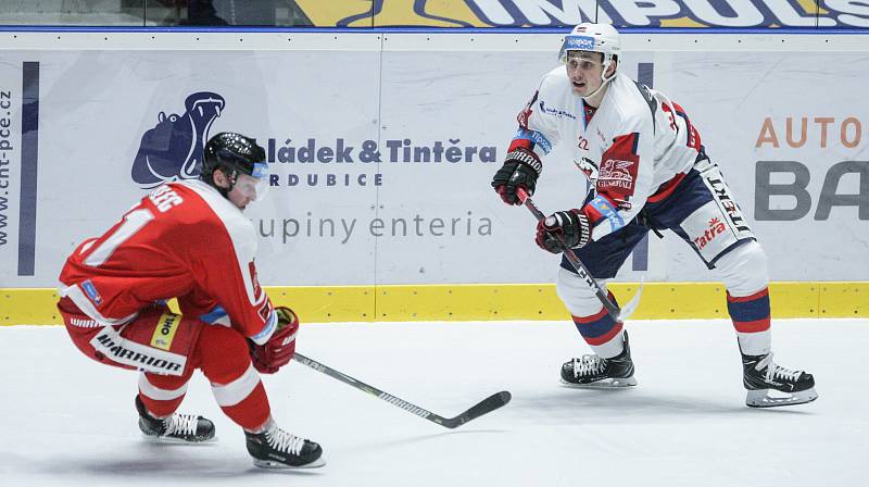 Hokejové utkání Tipsport extraligy v ledním hokeji mezi HC Dynamo Pardubice (bílém) a HC Olomouc (v červeném) v pardubické ČSOB pojišťovna ARENA.