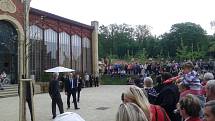 Lidé čekají před oranžerií v zámeckém parku v Čechách pod Kosířem na příjezd prezidenta