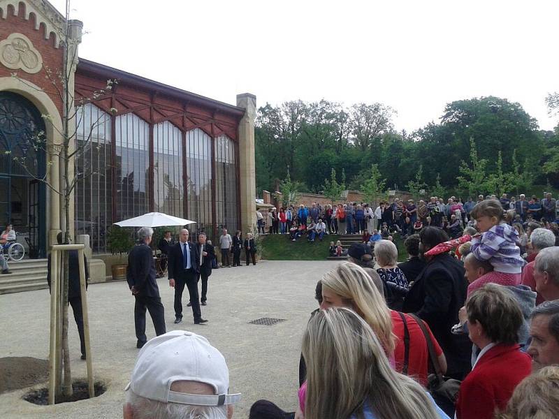 Lidé čekají před oranžerií v zámeckém parku v Čechách pod Kosířem na příjezd prezidenta