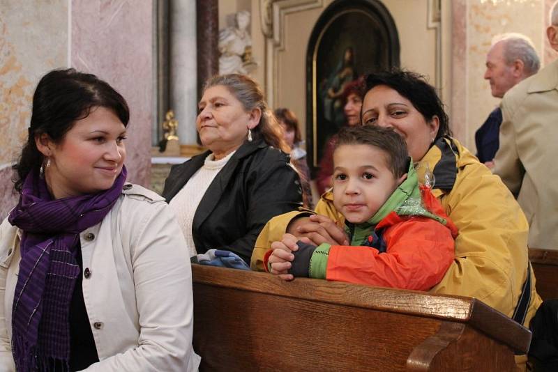 Čtrnáctého ročníku tradiční Rómské pouti na Svatém Kopečku se letos zúčastnilo kolem čtyř set Romů z celé české republiky.