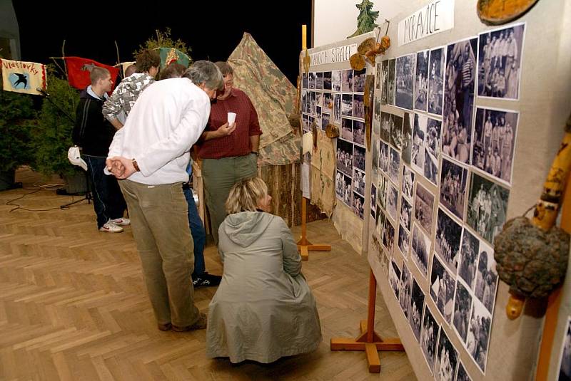 Táborníci postavili stany. V kulturním domě