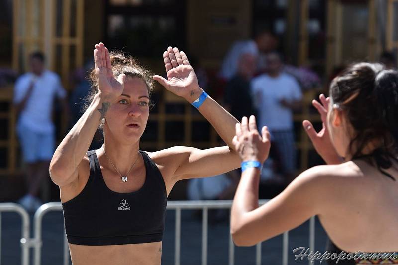 Beach-volejbalová show olomouckých a šternberských volejbalistek na olomouckém Horním náměstí