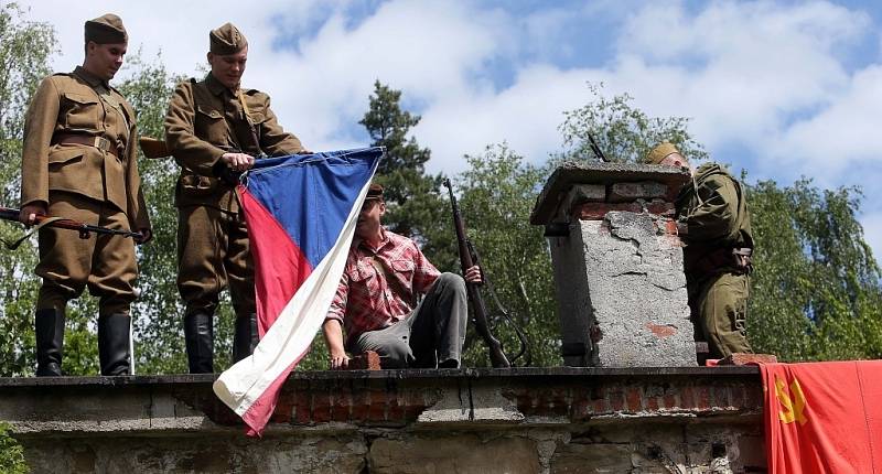 Až mráz běhal po zádech při realistické bojové ukázce na fortu Radíkov. Kluby vojenské historie předvedly boj o chválkovickou pevnůstku na konci II. světové války.