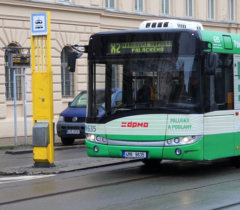 Místo tramvají jezdí od nádraží přes centrum náhradní autobusy.Masarykovu třídu v Olomouci uzavřela přestavba mostu. 2. března 2020