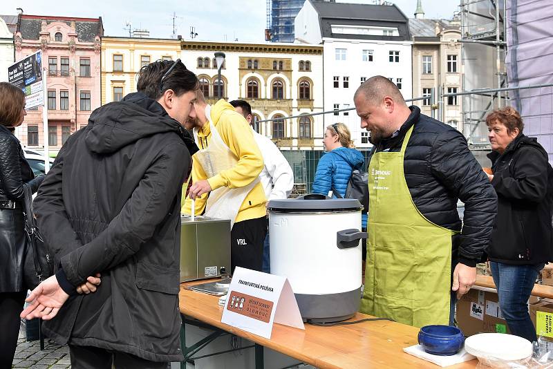 Den lidí bez domova na Horním náměstí v Olomouci, 10. 10. 2019