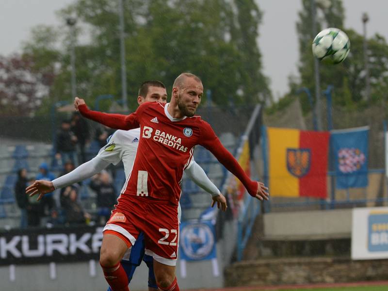 Olomoučtí fotbalisté (v červeném) porazili Znojmo 4:1 a slavili postup do první ligy