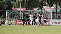 Fotbalisté 1. HFK Olomouc (v bílém) prohráli s Petřkovicemi 0:2