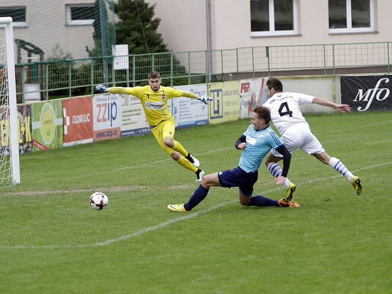 Fotbalisté 1. HFK Olomouc prohráli s Líšní (v bílém) 1:7