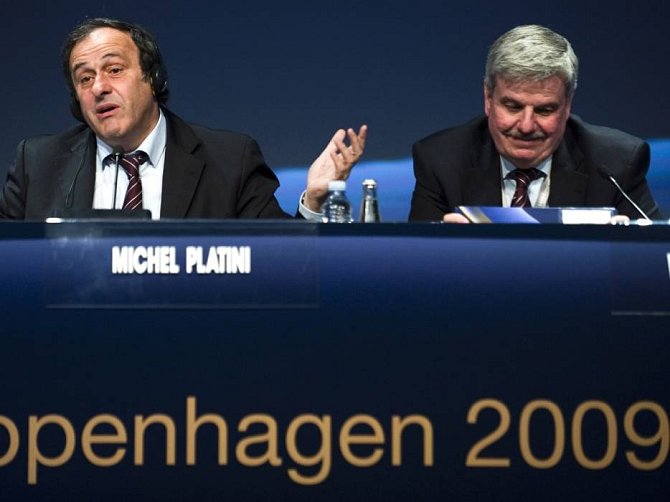 Šéf UEFA Michel Platini (vlevo) a jeho poradce William Gaillard