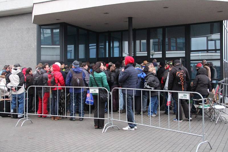  Před budovou RCO v Olomouci se od nedělního odpoledně dělaly fronty na kotlíkové dotace.