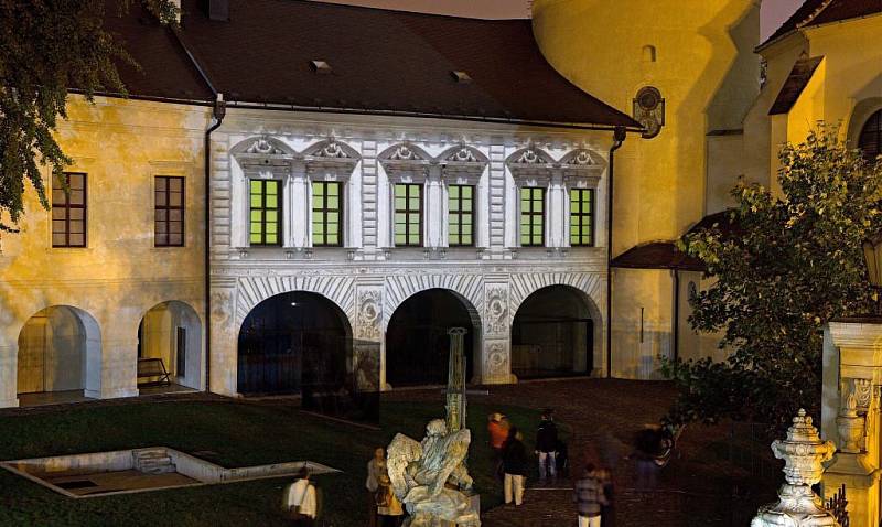 Videomapping na fasádě Arcidiecézního muzea v Olomouci. Festival Vzáří