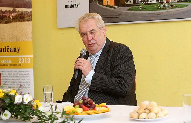 Prezident Zeman v Hradčanech na Přerovsku - vpravo starosta Ondrej Koliba