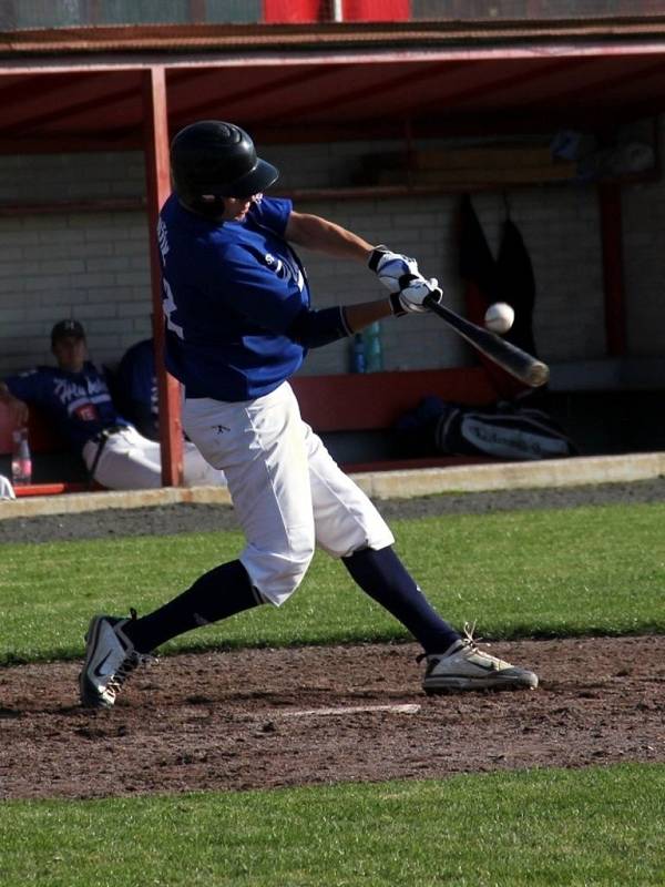 Olomoučtí baseballisté (v bílém) porazili v baráži Hlubokou nad Vltavou 3:1 na zápasy a zachránili se v extralize.