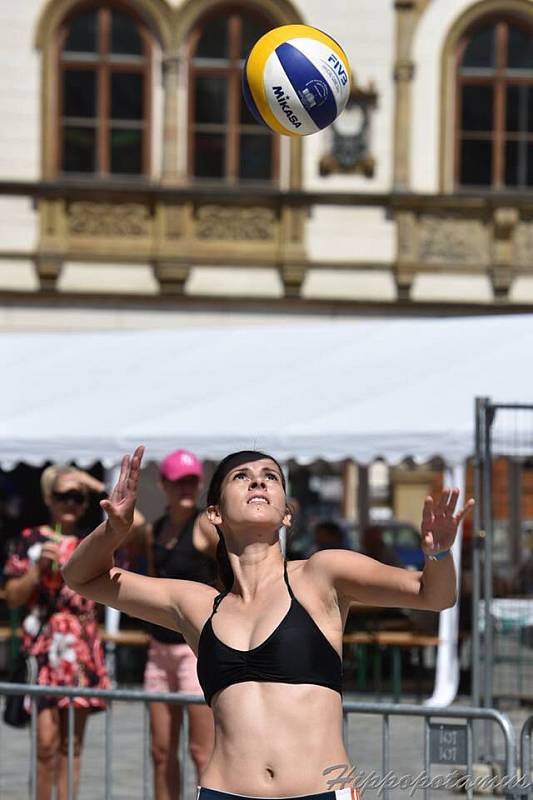 Beach-volejbalová show olomouckých a šternberských volejbalistek na olomouckém Horním náměstí