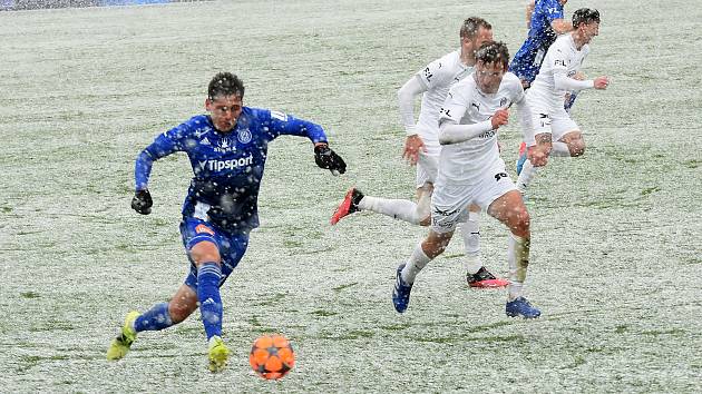 Sigma remizovala doma se Slováckem v dohrávce 23. kola 0:0. Mojmír Chytil (u míče)