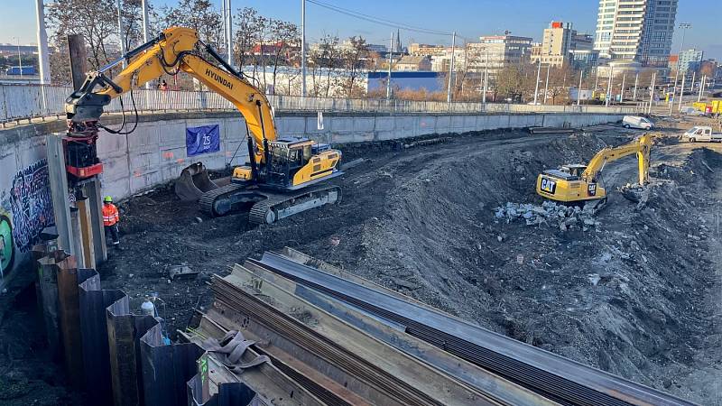Stavba odstavu tramvají v Jeremenkově ulici u olomouckého hlavního nádraží. Leden 2022