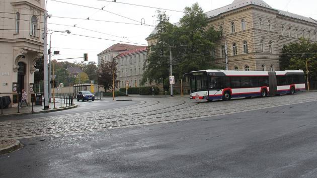 Křižovatka "U Drápala" na třídě Svobody v Olomouci je po opravě průjezdná, 27. září 2022
