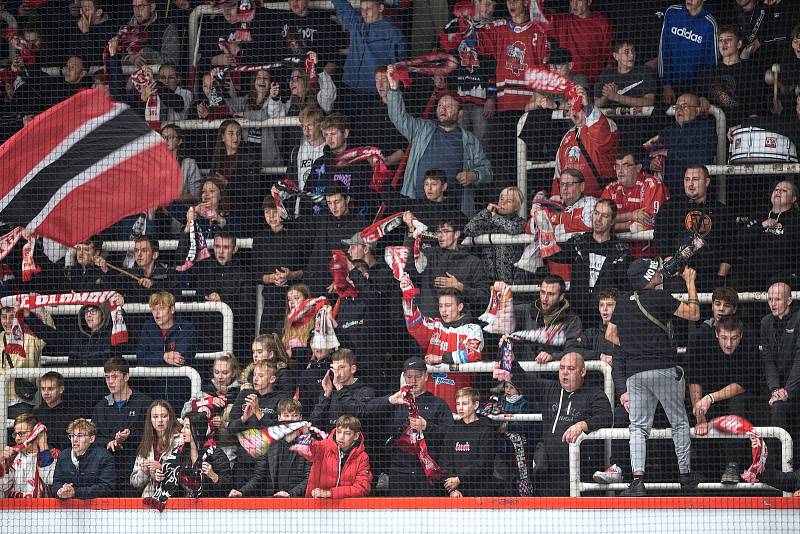 Hokejisté HC Olomouc (v černém) proti HC Dynamo Pardubice (1:2).